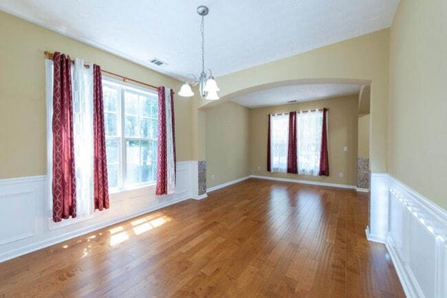 Building Photo - 2227 Longmont Dr