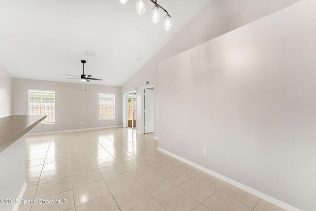 Building Photo - 158 Empress Ave