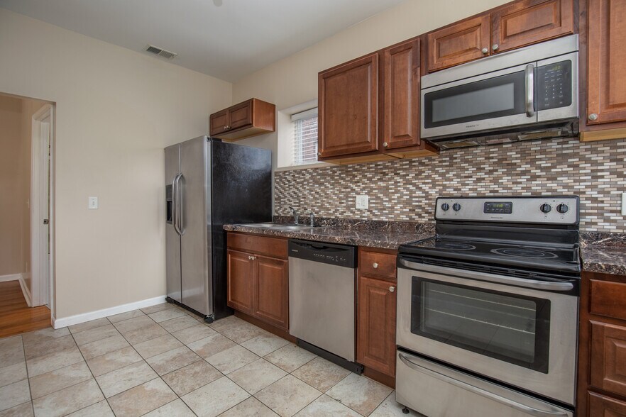 Building Photo - 6023 Kingsbury Ave