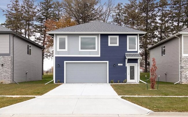 Primary Photo - Beautiful single family home With 6 Car At...