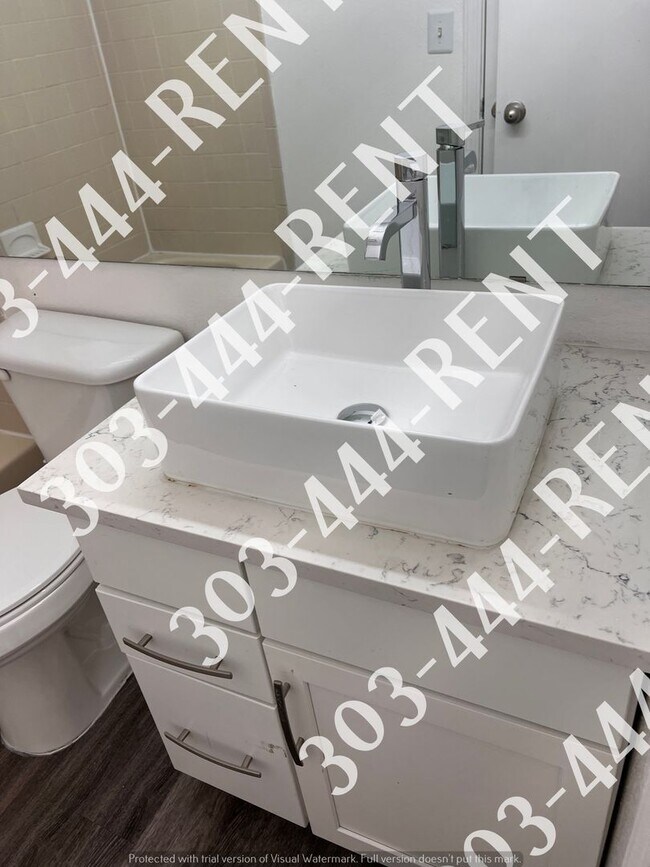 Building Photo - Large 3 Bedroom 2 Bathroom located in Gree...