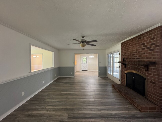 Building Photo - Charming 3 Bed 2.5 Bath Fayetteville Home