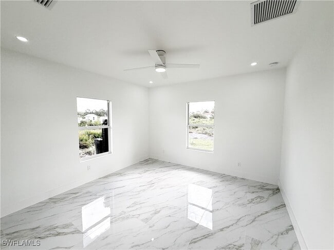 Building Photo - 852 Chipley St E