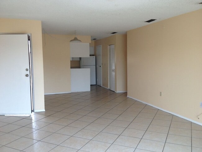 Building Photo - Centerally located close to downtown