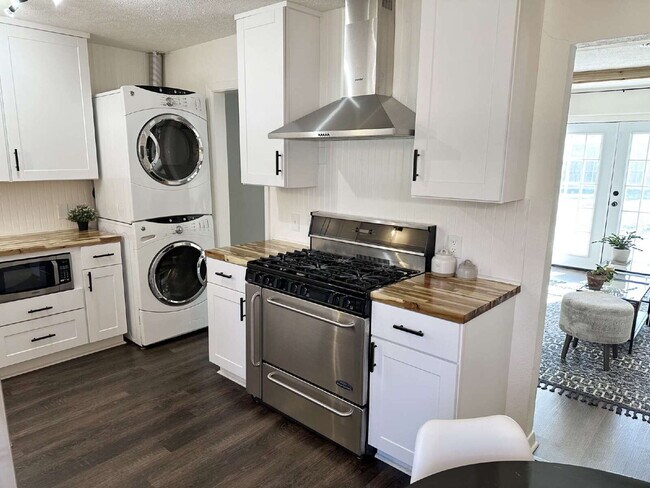 Building Photo - "Adorable 3-Bed Home with Modern Updates, Classic Charm and a Spacious Backyard Retreat!"