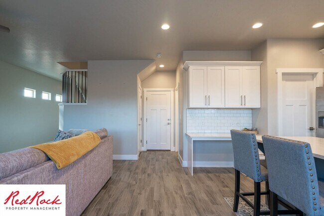 Building Photo - Beautiful townhome in desirable neighborho...