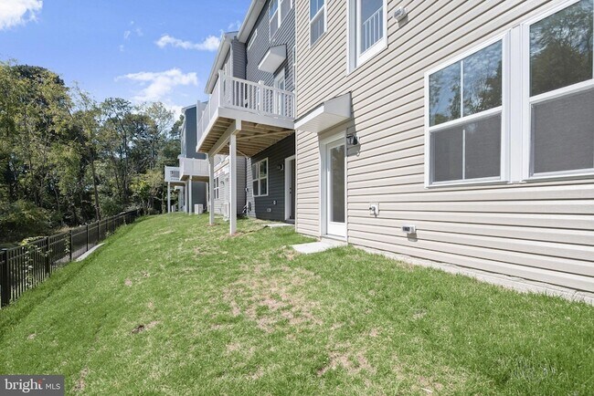 Building Photo - 643 Eastland Row