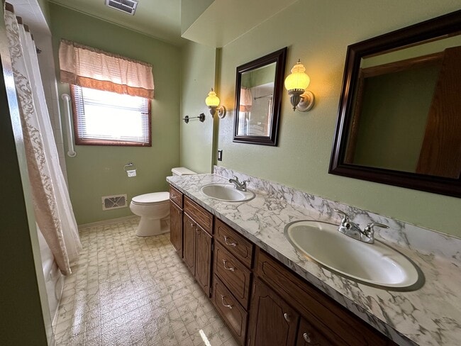 Building Photo - Spacious 2BR \2.5BA With Pool !