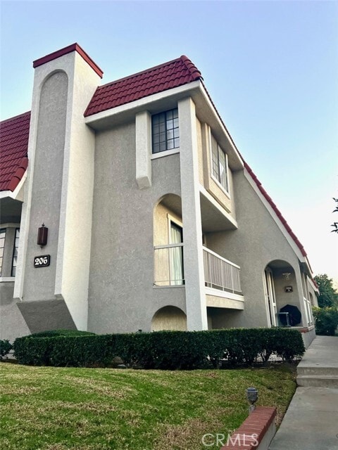 Building Photo - 206 W Cypress Ave