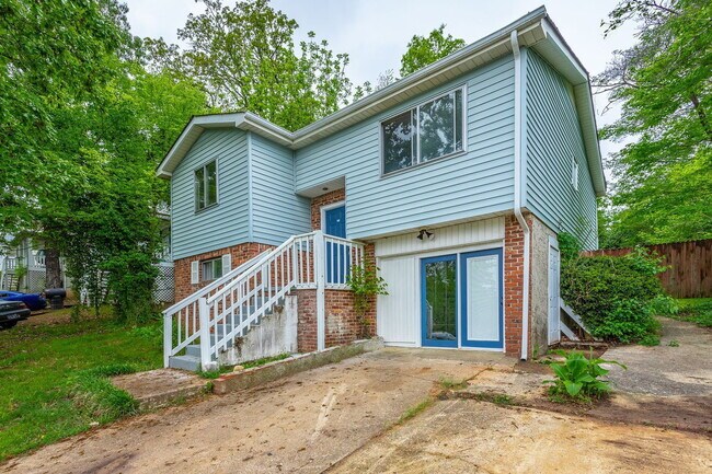 Building Photo - 833 Sylvan Dr