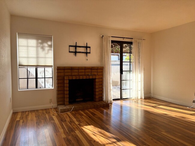 Building Photo - Spacious 3 bedrooms 3 full baths home in C...