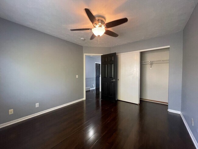 Building Photo - Home For Rent Bellevue.