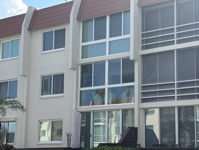 Building Photo - 210 Santa Maria St