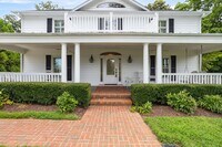 Building Photo - Classic Country Club Elegance