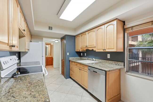 Building Photo - 430 Commodore Dr