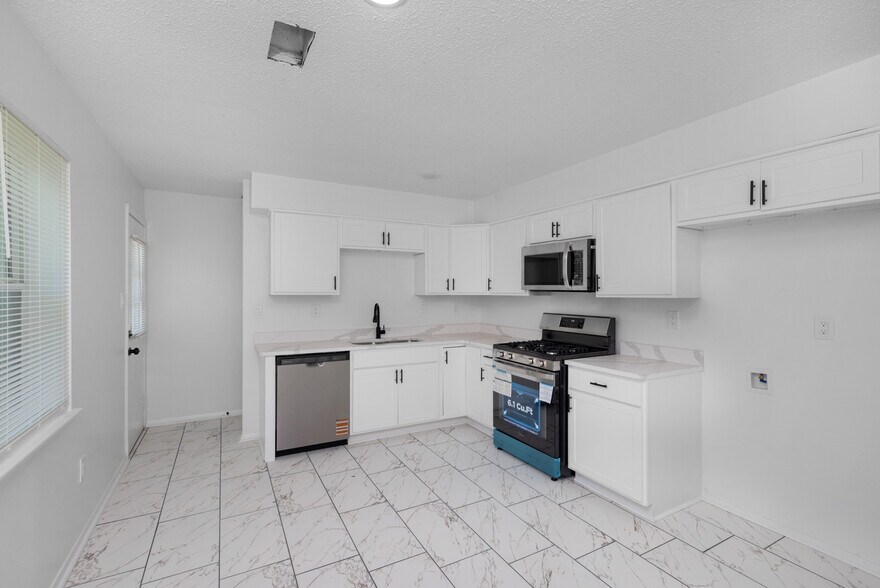 Building Photo - 5340 Lakeview Cv