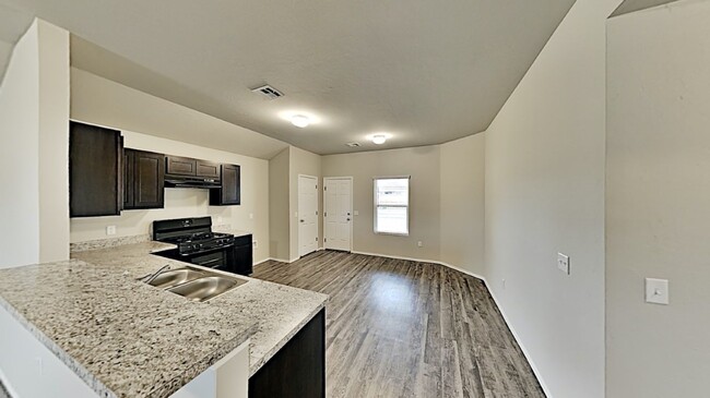 Building Photo - Very Nice 3 Bedroom 2 Bath Home in Yukon S...
