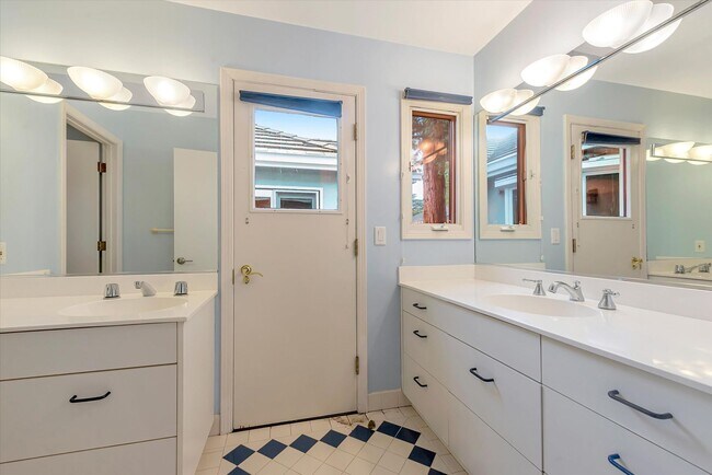 Building Photo - 954 Russell Ave