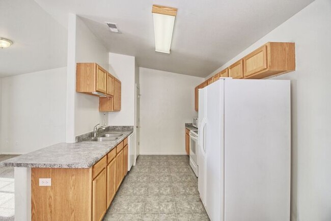 Building Photo - Charming 3 Bed, 2 Bath Townhome in Orchard...