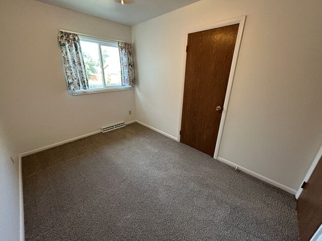 Building Photo - 5 Bed 2 Bath Home with 2 Car Attached Garage in Quiet Nice Neighborhood.