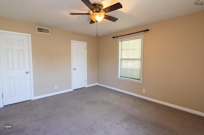 Building Photo - 501 W Texas Ave