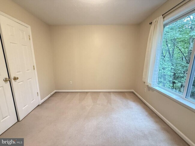 Building Photo - 1234 Lakeview Dr