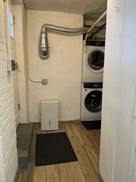 Building Photo - 3446 Corlear Ave