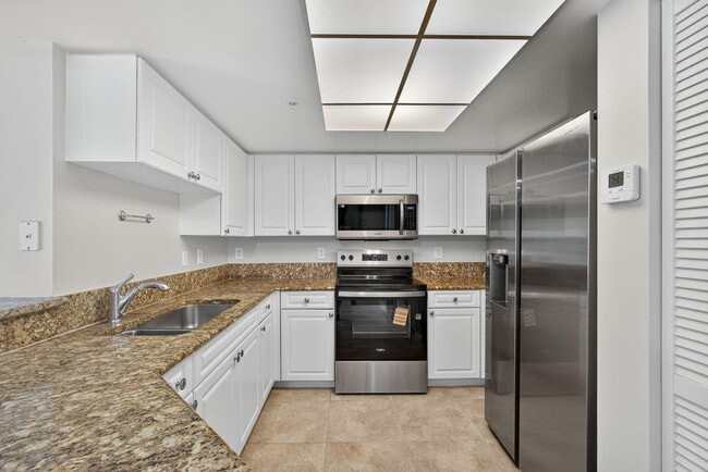 Building Photo - 1100 Crestwood Ct S