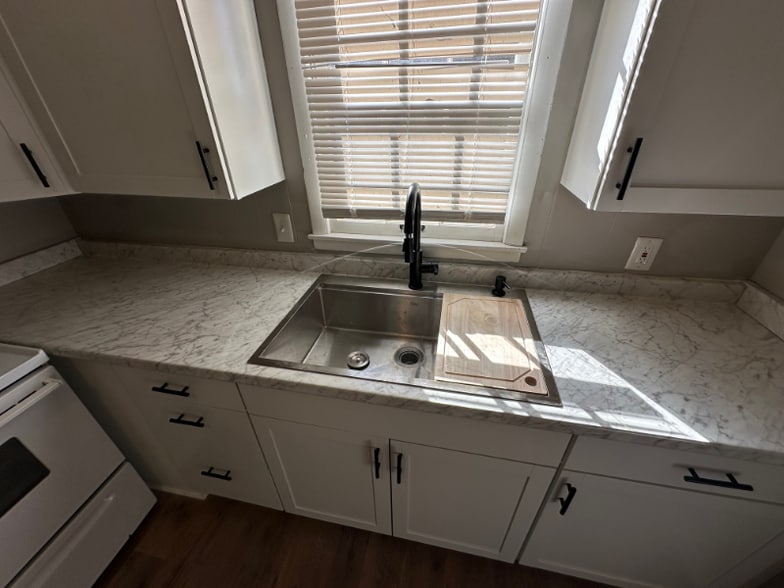 Building Photo - 123 S Sam Davis Ave