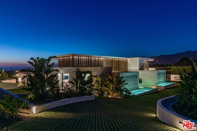 Building Photo - 6889 Dume Dr