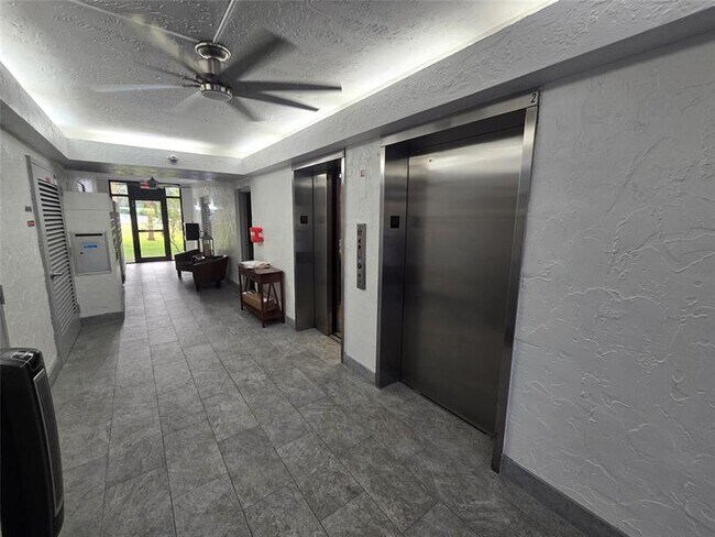 Building Photo - 250 Jacaranda Dr