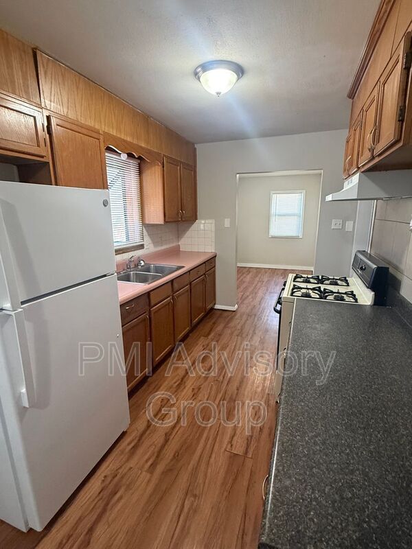 Building Photo - 3105 SE Adams St