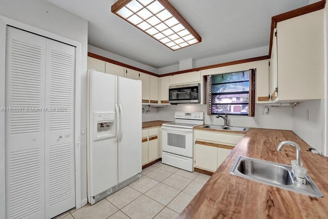 Building Photo - 9540 Sevilla Ln