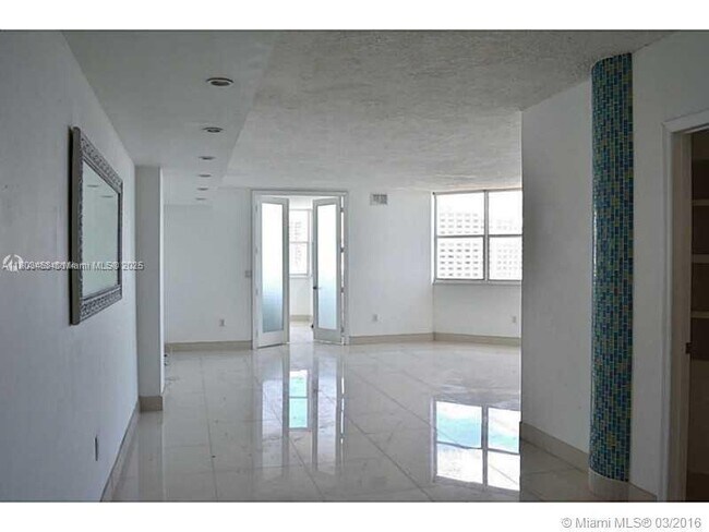 Building Photo - 905 Brickell Bay Dr