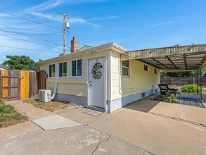Building Photo - 2731 E Orman Ave