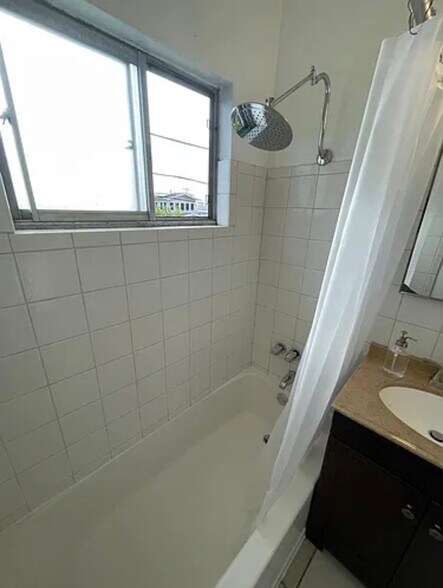 Building Photo - 4068 Oakcrest Dr