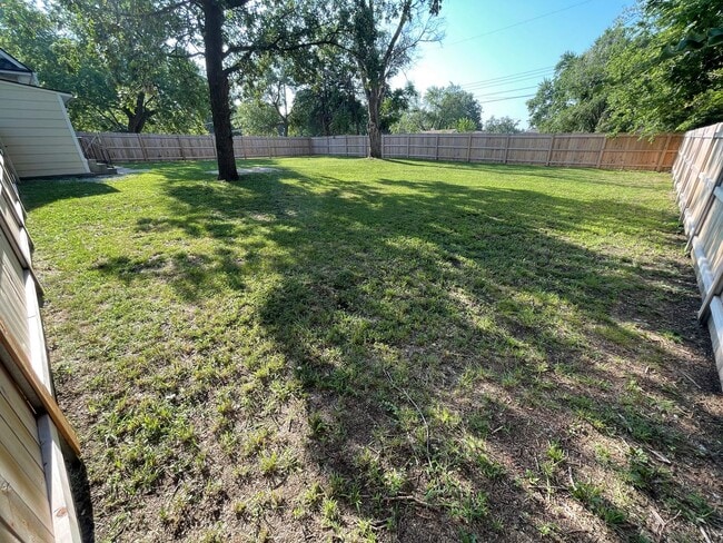 Building Photo - New Appliances + HUGE Fenced Backyard