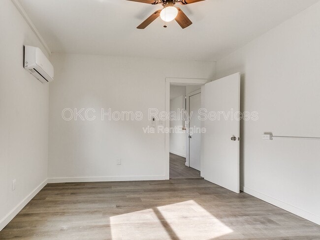 Building Photo - 1812 W Noble Ave