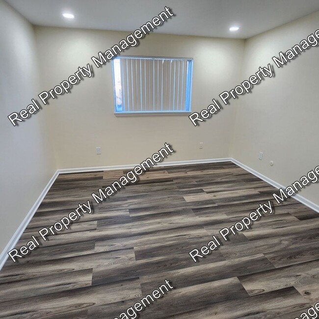 Building Photo - Updated Main Floor Two Bed 1.5 Bath Apartment