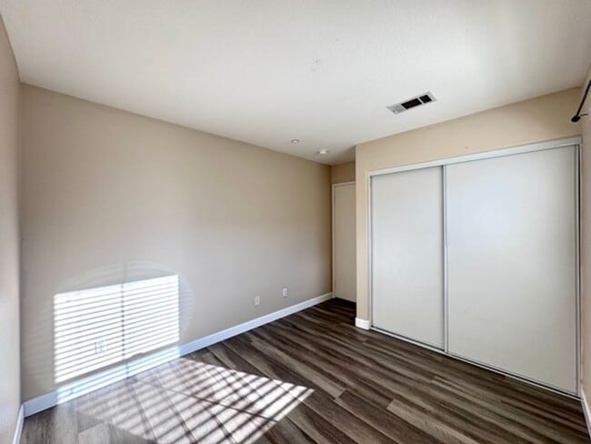 Building Photo - Beautiful and Spacious 3 Bedroom 2.5 Bath ...