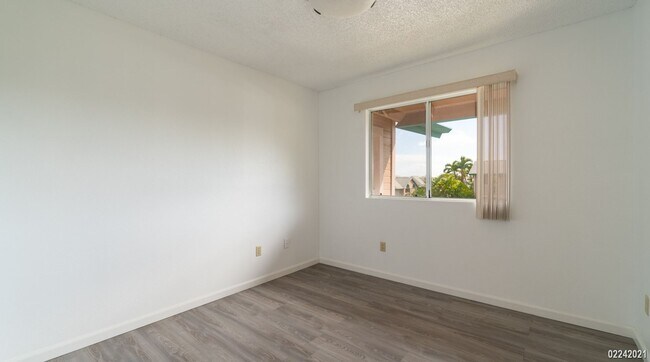 Building Photo - Recently Updated 2BR/1.5BA/1PKG Unit in Ho'omaka Village at Waikele (Waipahu)