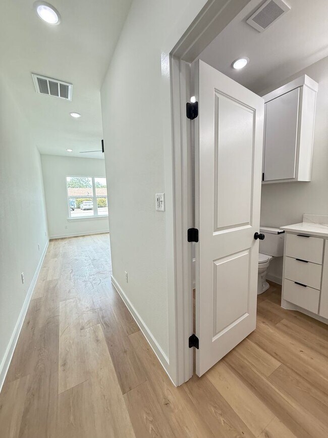 Building Photo - Spectacular Town-Home in West Lubbock!