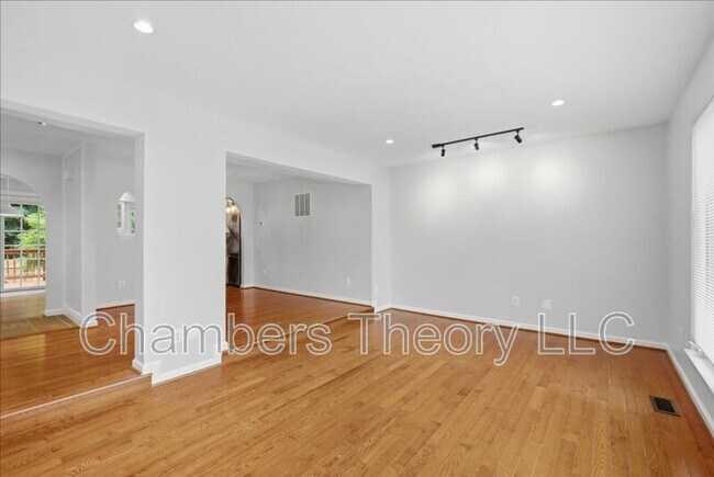Building Photo - 2988 Borge St