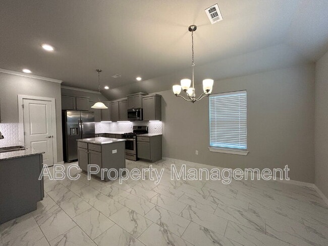 Building Photo - 350 S Emerald Woods Run