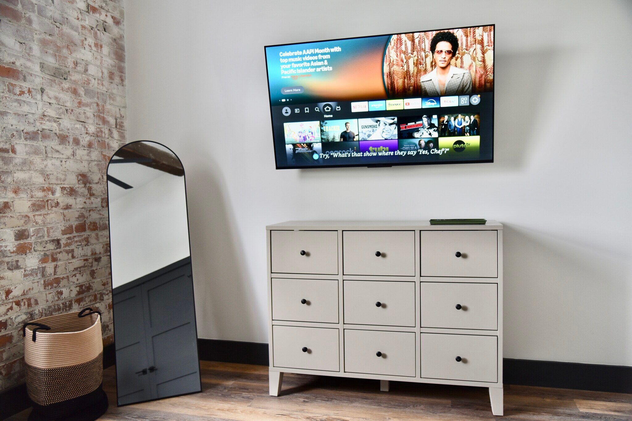 Guest bedroom amenities - 101 W Broadway St