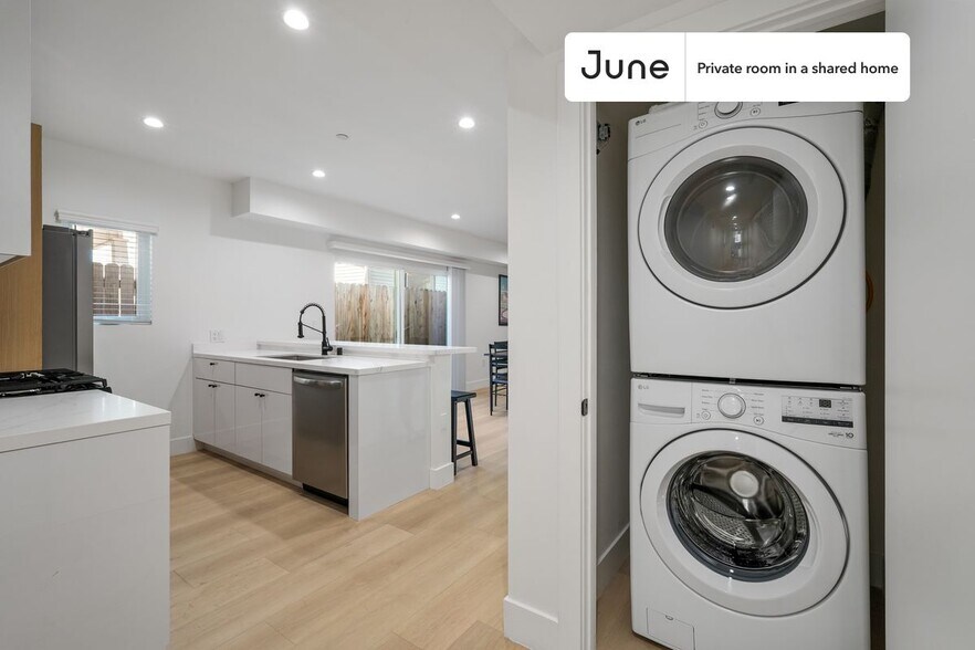 Building Photo - Private bedroom in 3 bed/2 bath Home