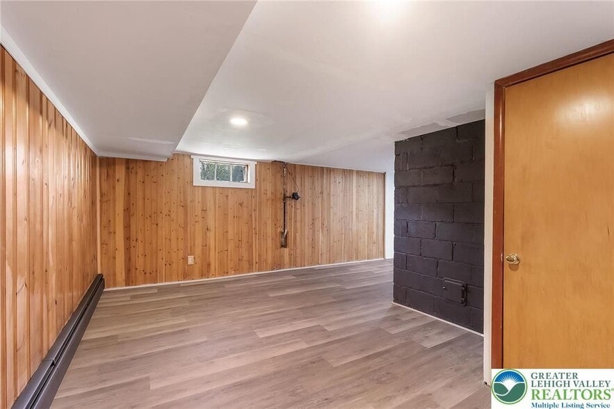 Building Photo - 657 Beverly Dr