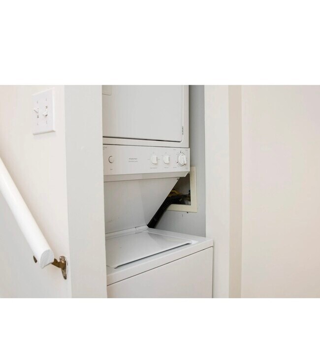 Building Photo - 1251 W Henderson St