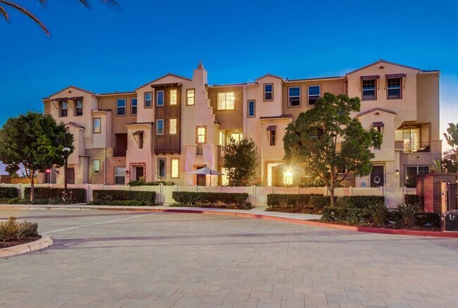 Building Photo - Stunning 4-bed, 3-bath townhome with bonus...