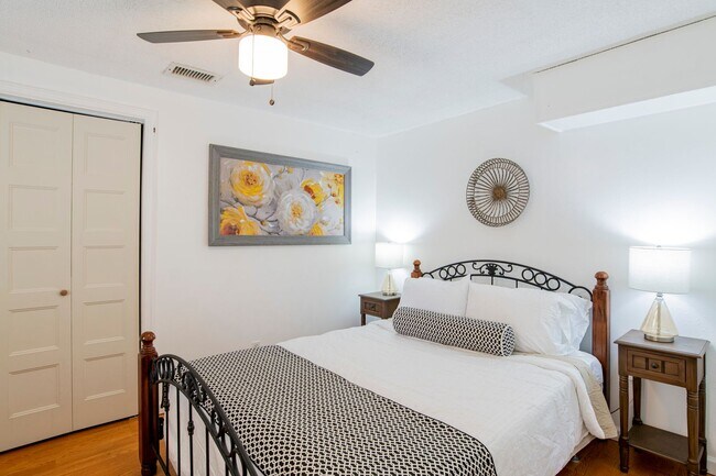 Building Photo - Bright & Comfortable 3 Bed/2.5 Bath Pensac...